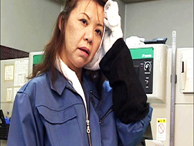 働く熟年おばさん職場で我慢できずに若いチ○ポを貪りまくる！　サンプル画像02